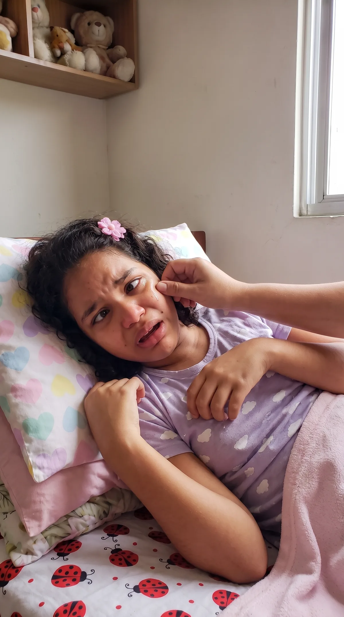 Karina com os bolinhos que sustentam a casa e a cadeirinha rosa da Helena.